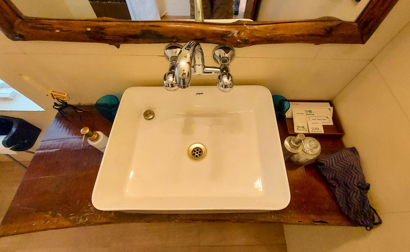 Bathroom 2, Bandhavgarh Jungle Lodge, Umaria