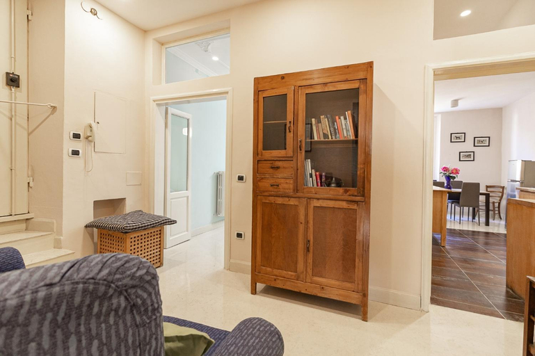 Others 5, Spacious Three Bedroom Apartment On the Arno, Florence
