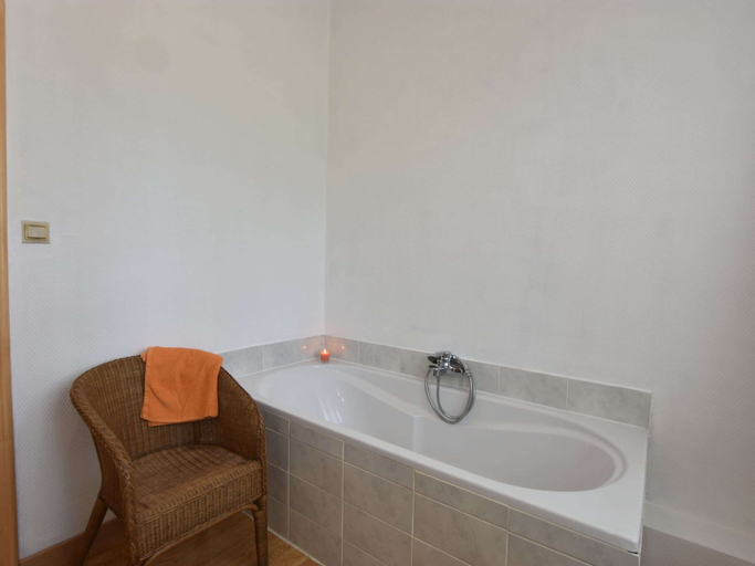 Bathroom 3, Former Hotel in the Centre and Near the Beach in Panne, West-Vlaanderen