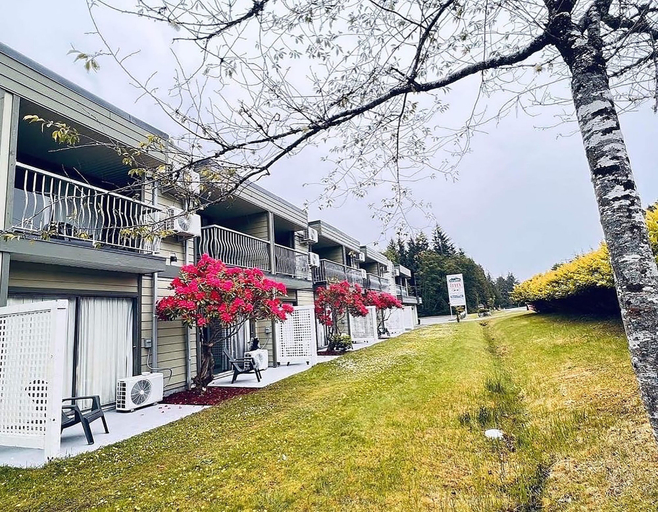 Exterior & Views 2, Airport Inn, Mount Waddington