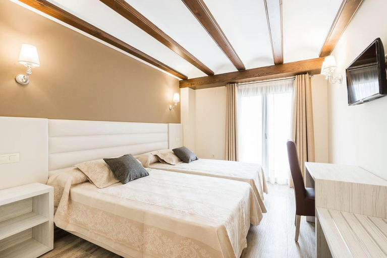 Bedroom 2, Hotel Atiana, Teruel