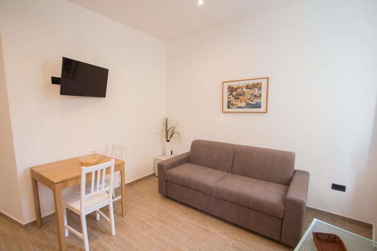Others 4, Bilocale a 90 metri dal mare, Savona