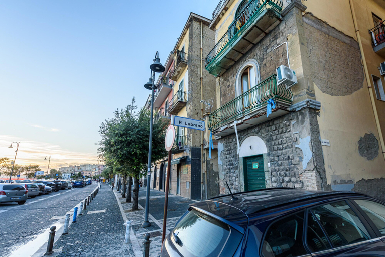 Room 4, Via Lubrano 6 in Pozzuoli, Napoli