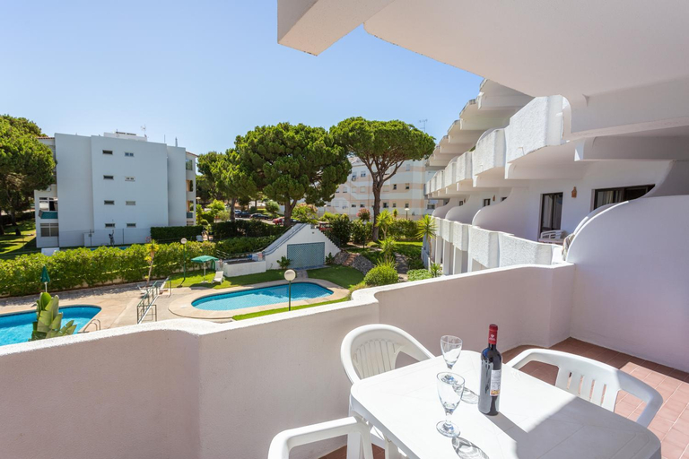 Others 2, Host Wise - Bright Cozy Flats w Terrace & Pool, Loulé