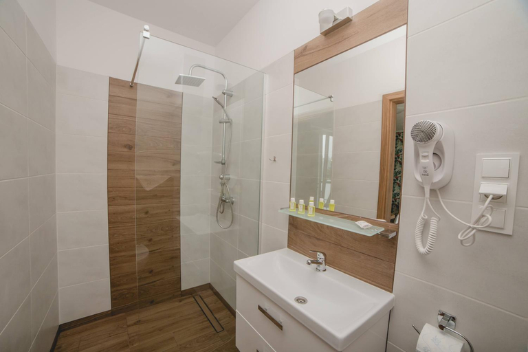 Bathroom 2, Willa Mirella, Puck