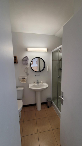 Bathroom 4, Hotel Le Valois, Cognac, Charente