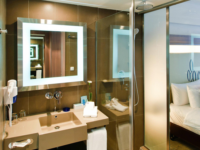 Bathroom 4, Hilton Garden Inn Bangkok Silom, Bang Rak