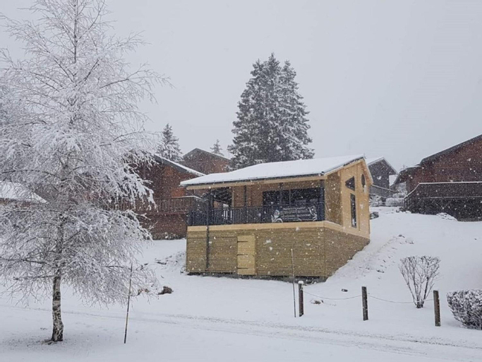 Chalet in Saint Laurent on a slope, Jura