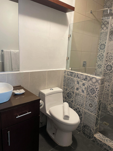 Bathroom 3, Villa Nola, ZONA 13