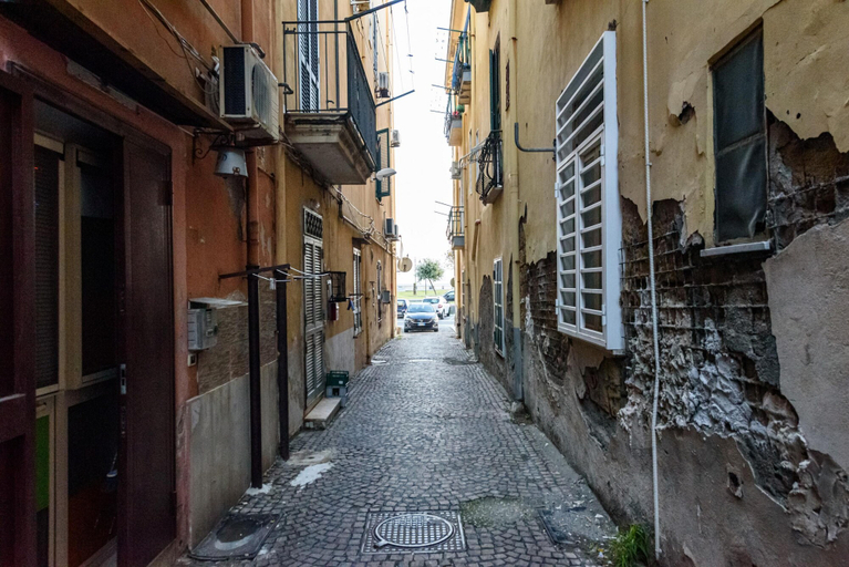 Room 5, Via Lubrano 6 in Pozzuoli, Napoli