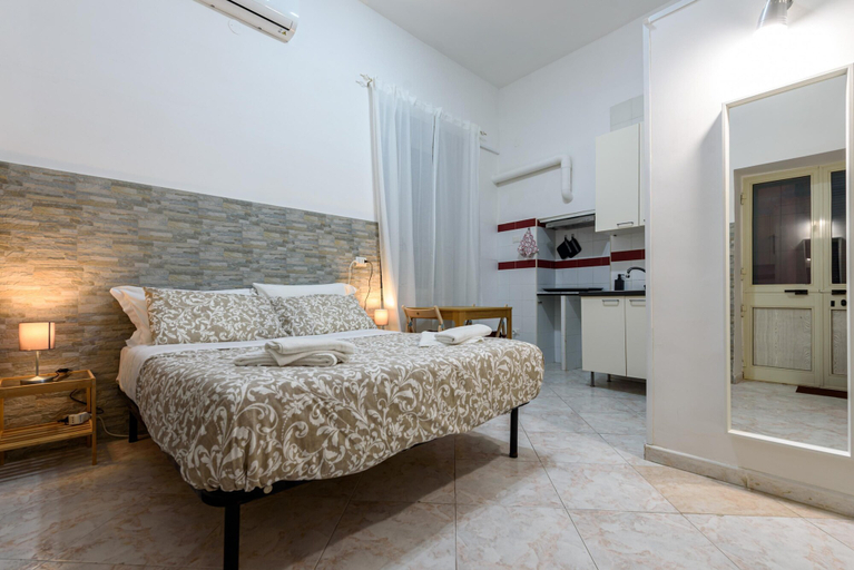 Room 2, Via Lubrano 6 in Pozzuoli, Napoli