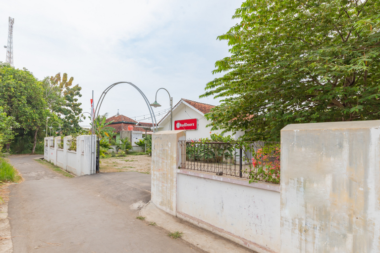 Others 5, RedDoorz Syariah near Alun Alun Ciledug Cirebon, Cirebon