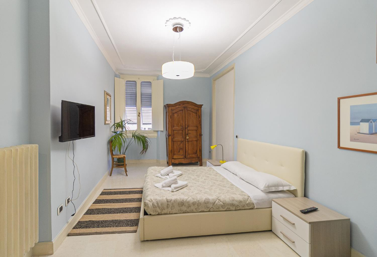 Bedroom 1, Spacious Three Bedroom Apartment On the Arno, Florence