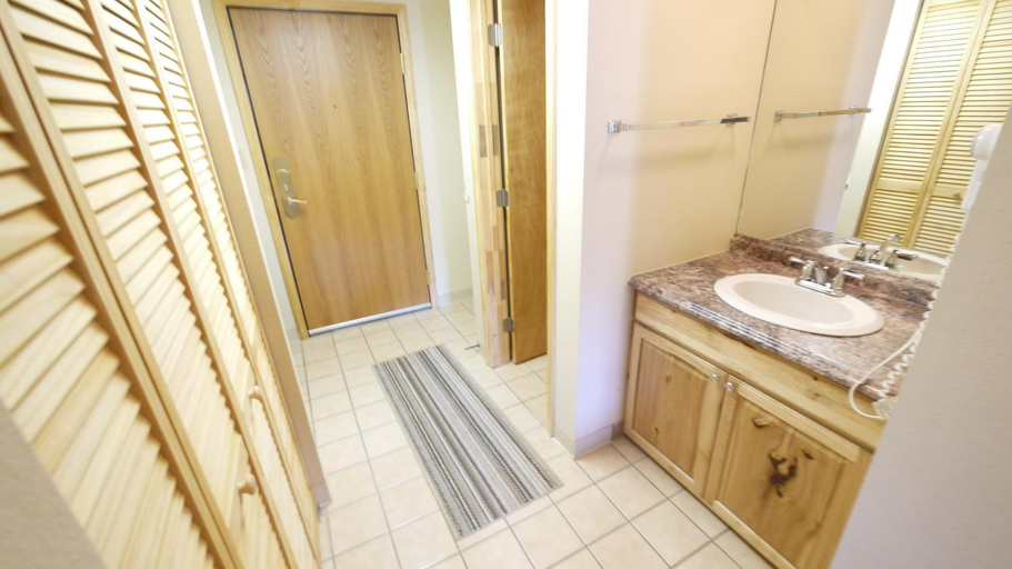 Bathroom, CM447H, Summit