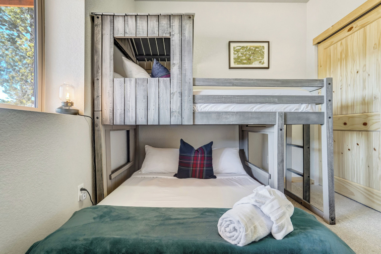 Bedroom 2, Great Divide 2.0, Teller