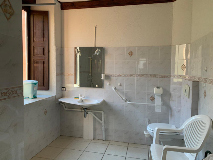 Bathroom 4, Aucairn, Ariège