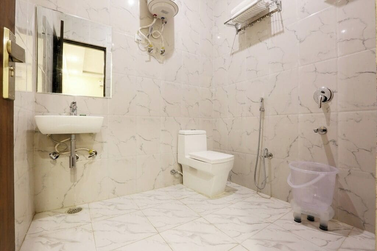 Bathroom 5, Hotel Devrana, Delhi