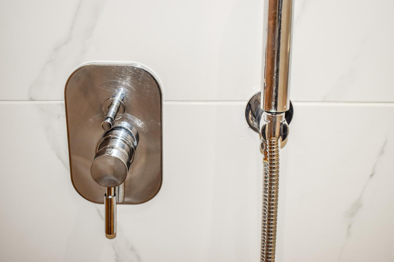 Bathroom 3, Albertoshouse, Thessaly