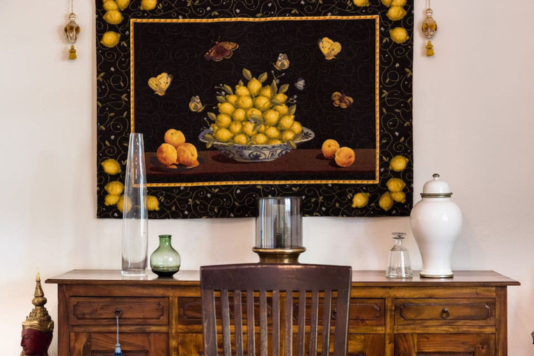 Food & Drinks 5, Beautiful 2 Story Manor Close to Beach and all, Adelaide