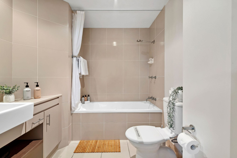 Bathroom 4, Tropical Gardens - Resort 9 Pools Gym, Cairns