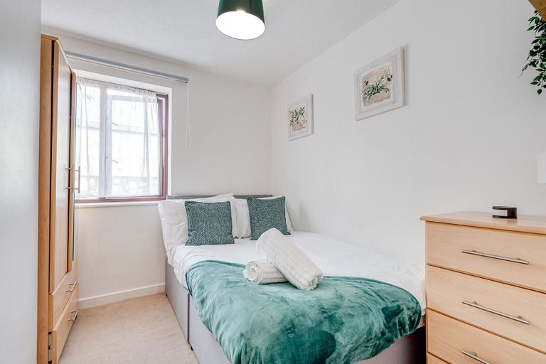 Room 3, Canadawater-2bedroom-1bathroom-wifi-free Parking, London
