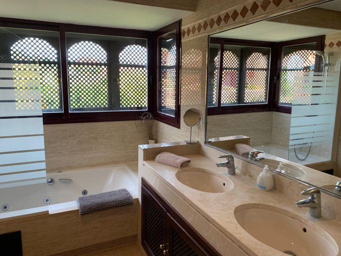 Bathroom 4, El Soto de Marbella Onsite Golf-Tennis-Padel-Gym 2 Bedroom Penthouse, Málaga