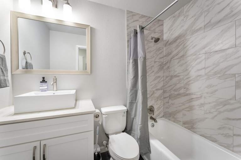 Room 5, Prime Soco Comfy 2BR King Suite w Pool Parking, Travis