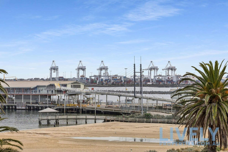 Room 5, Beach Street Luxury 3 Bed With Beach Bay Views, Melbourne