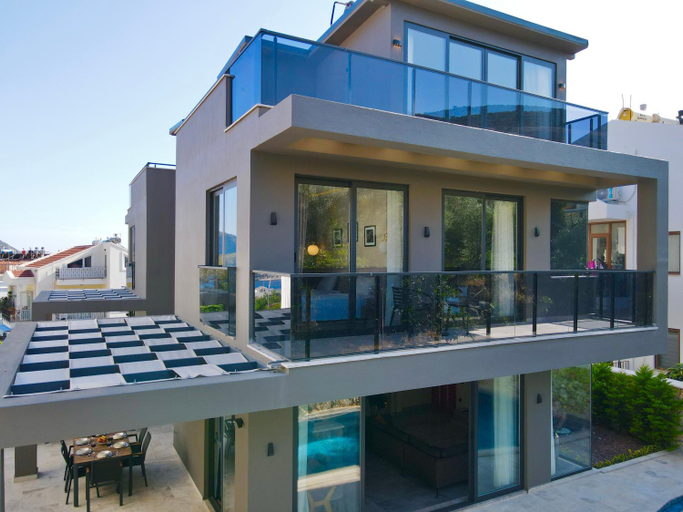 Exterior & Views