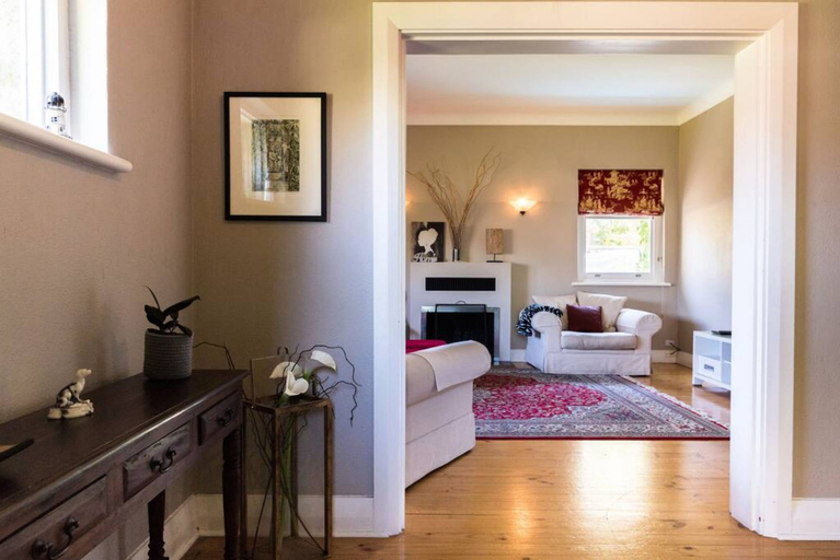 Bedroom 2, Beautiful 2 Story Manor Close to Beach and all, Adelaide