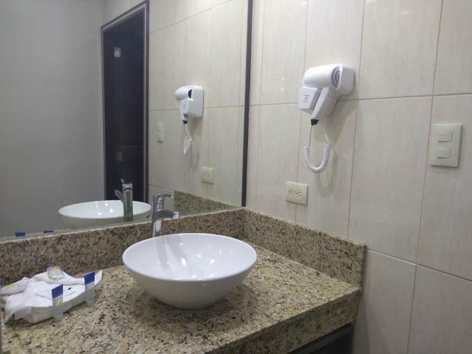 Bathroom 3, Hotel Jimenez Plaza, Jiménez