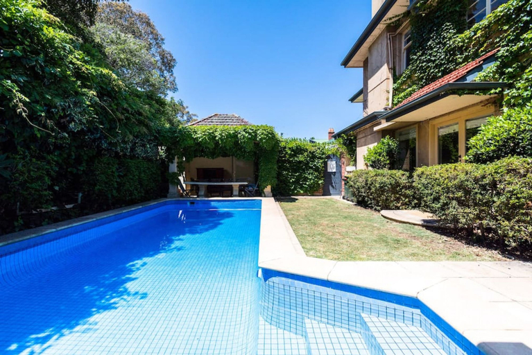 Sport & Beauty 4, Beautiful 2 Story Manor Close to Beach and all, Adelaide