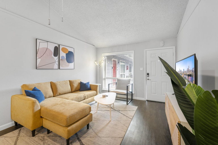 Room 3, Prime Soco Comfy 2BR King Suite w Pool Parking, Travis