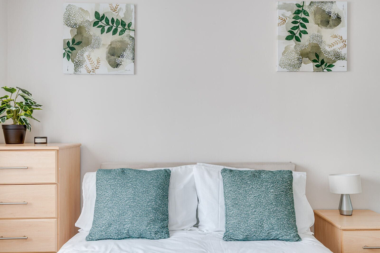 Room 2, Canadawater-2bedroom-1bathroom-wifi-free Parking, London