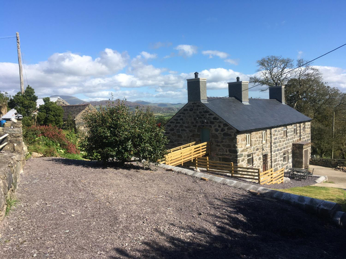 Others 4, Hendre Cennin, Gwynedd