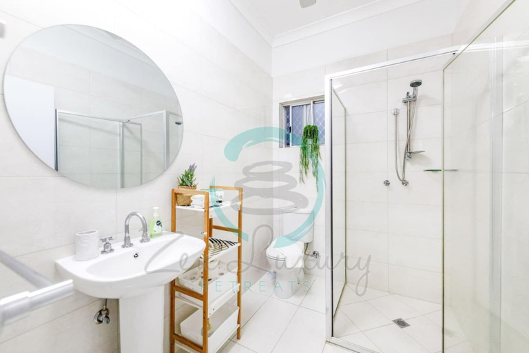 Bathroom, City Living Modern Outdoordining Private Yard, Alawa