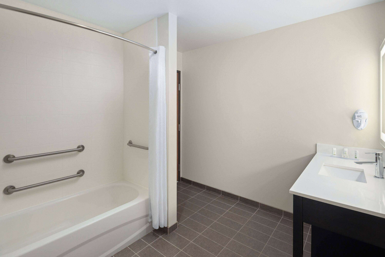 Bathroom 4, La Quinta Inn & Suites by Wyndham Wenatchee, Chelan