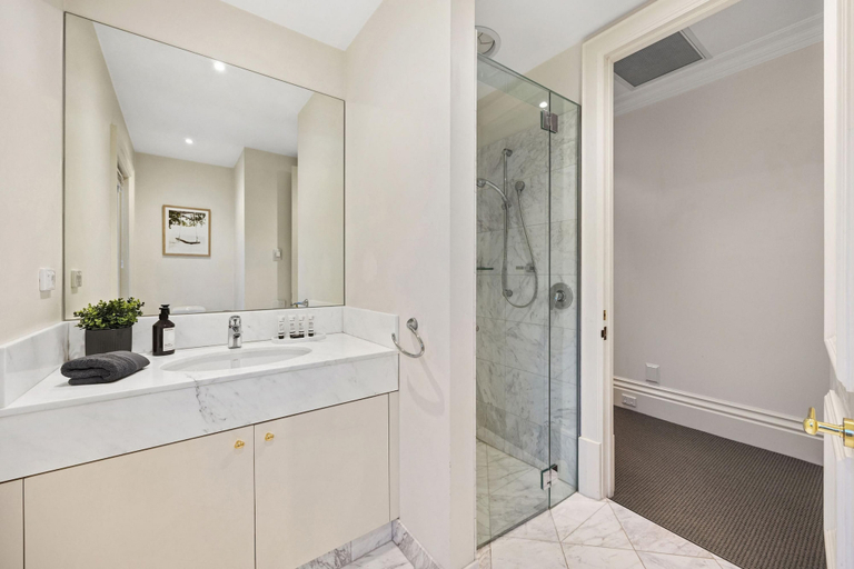 Bathroom, The Bay Crest Manor Views Pool Beach, Melbourne