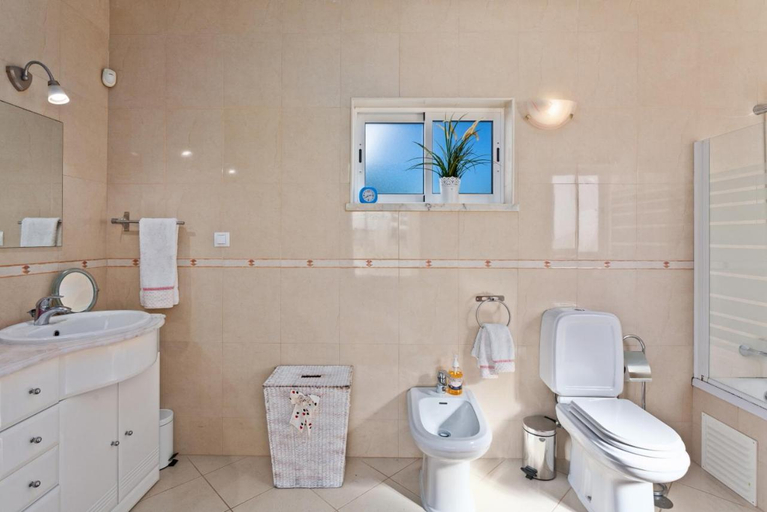 Bathroom 2, Villas Sol e Poesia, Albufeira