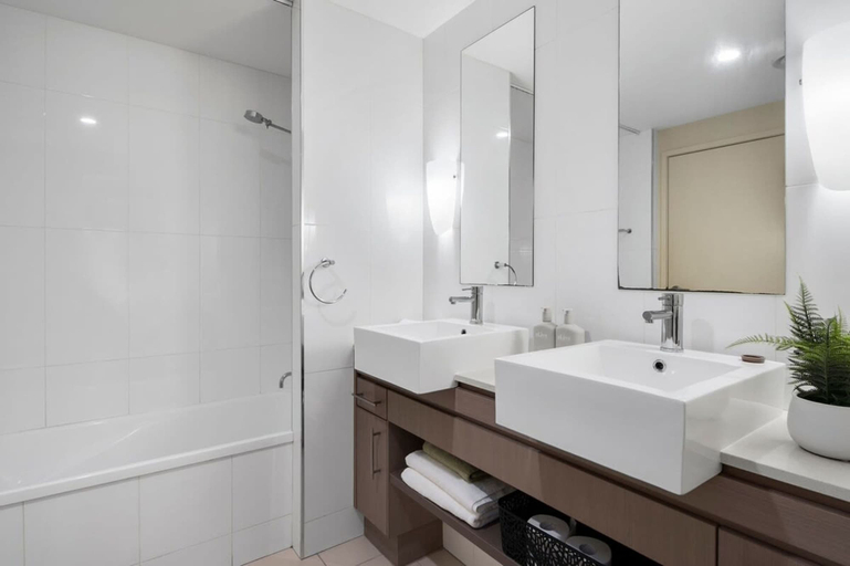 Bathroom 4, Lux Cairns - 9 Pools BBQ and Gym, Cairns