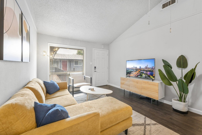 Room 4, Prime Soco Comfy 2BR King Suite w Pool Parking, Travis