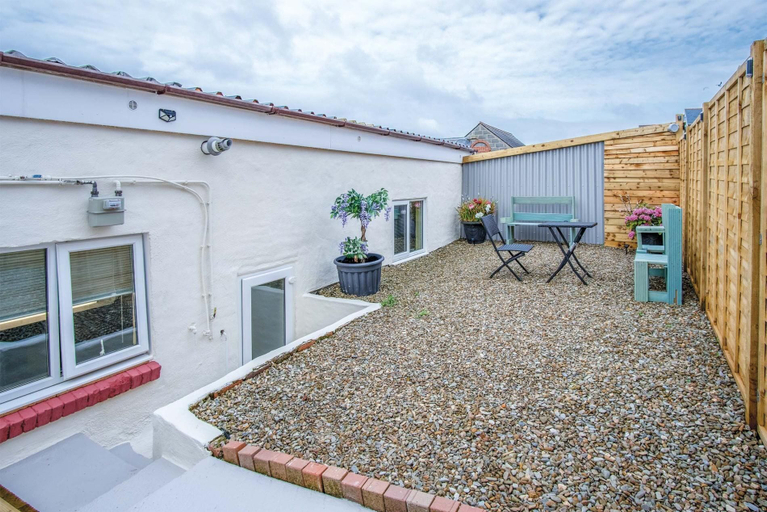 Exterior & Views 2, Clouds - 1 Bedroom Holiday Home - Milford Haven, Pembrokeshire
