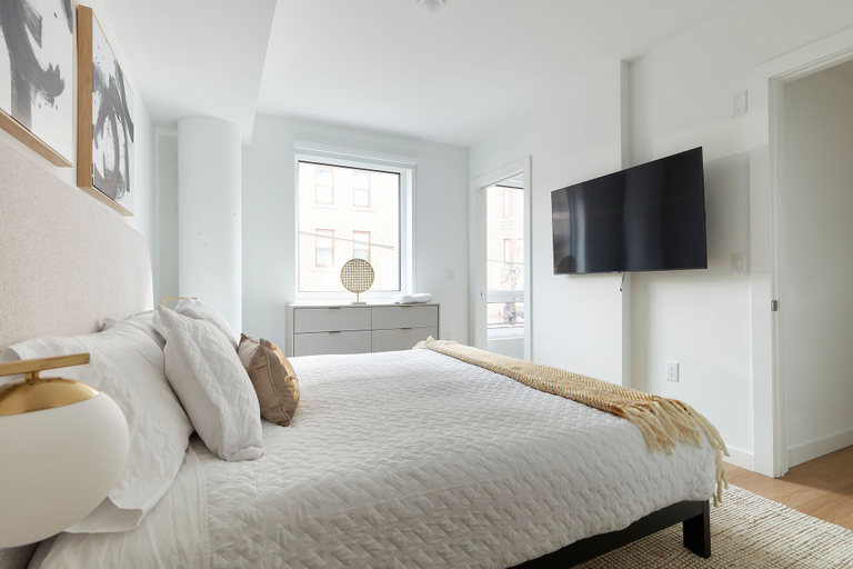 Bedroom 4, Airy 3 BR Flat w Shared Deck - gym - Mins to NYC, Hudson