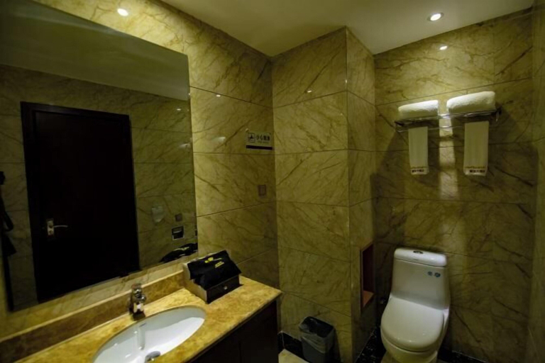 Bathroom 2, Jubao Hotel, Qujing