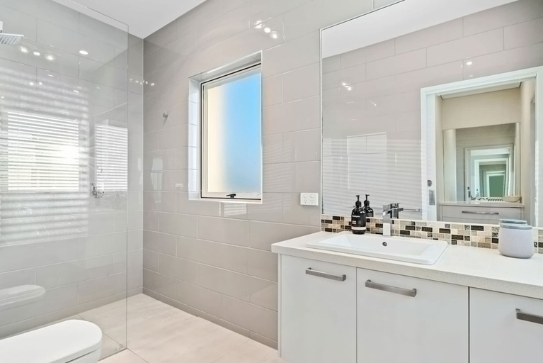 Bathroom 3, Clifftop Family Retreat With Views Pool, Melbourne