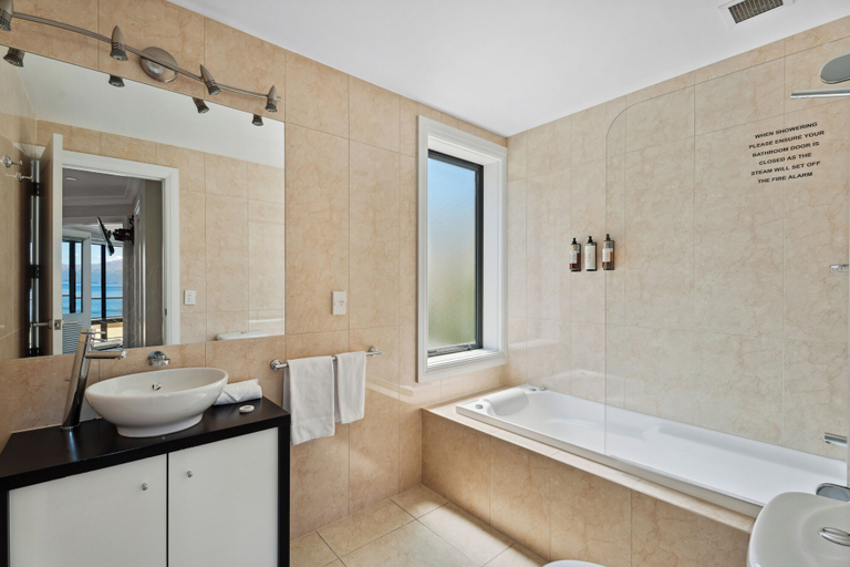 Bathroom 3, 6-BEDROOM PENTHOUSE APARTMENT - THE BEACON, Queenstown-Lakes