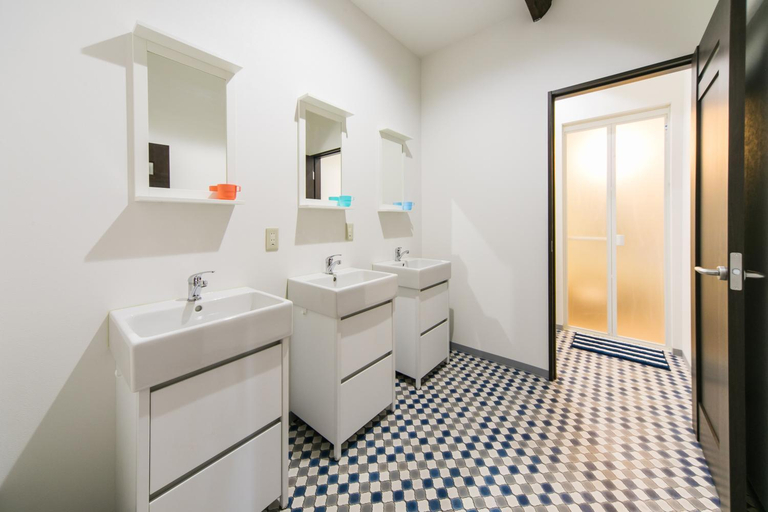 Bathroom 3, Nao's House USJ 一軒家貸切, Osaka