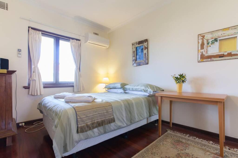 Bedroom 2, B8 Crawley Apartment 1 BRM & Sleepout near UWA, Perth