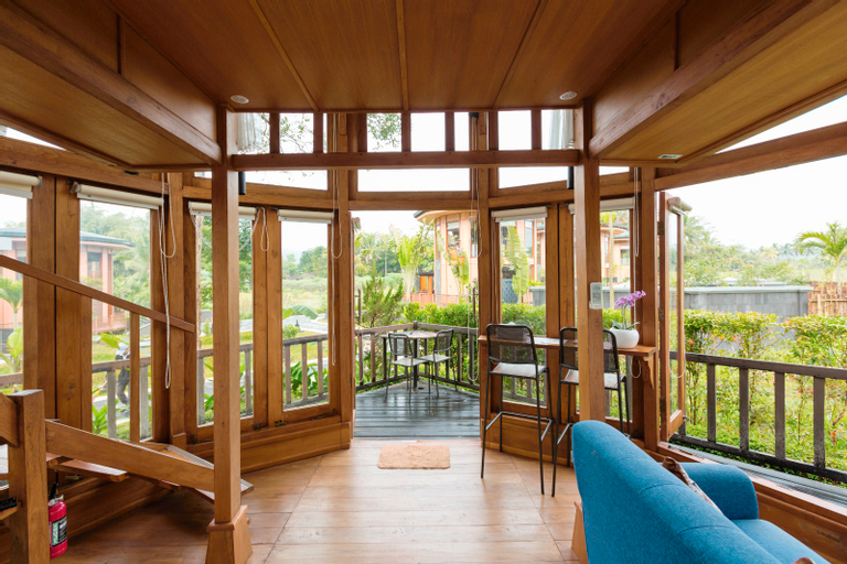 Exterior & Views 25