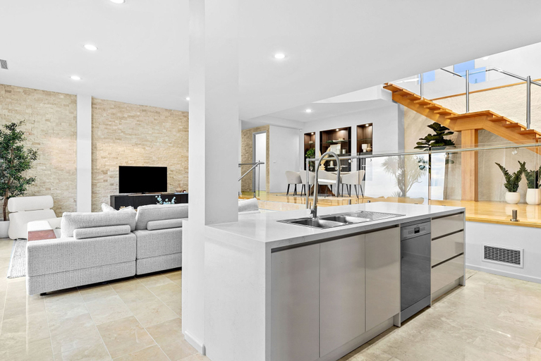 Room 4, Cliffside Castle With Bay And City Views, Melbourne